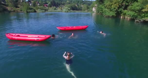 Vrienden zwemmen in rivier — Stockvideo