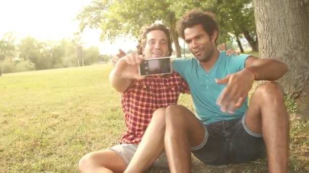 Amigos a tirar selfies — Vídeo de Stock