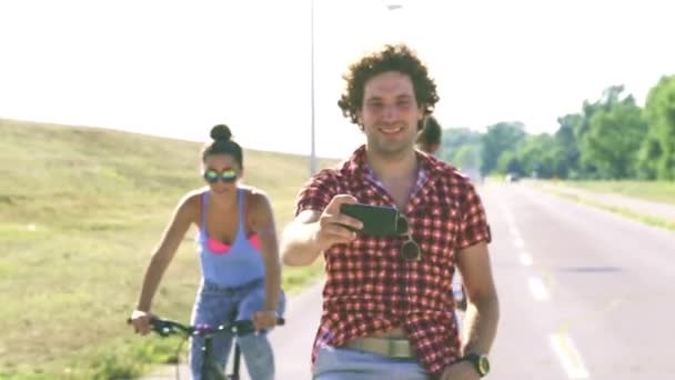 Adultes faisant du vélo et prenant des selfies — Video