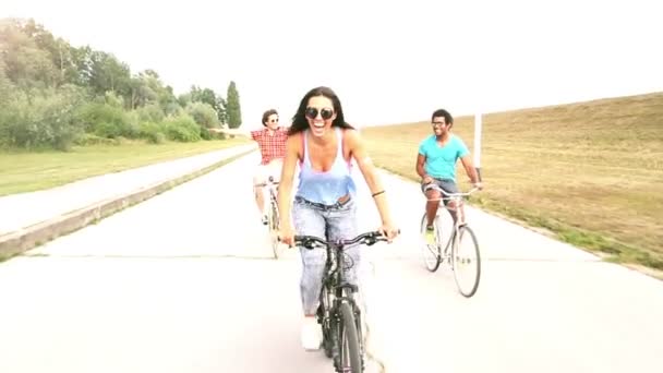 Adultos ciclismo al aire libre — Vídeo de stock