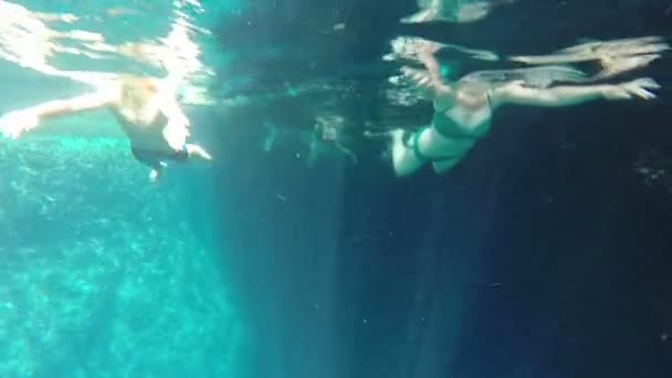 Menschen schwimmen in Höhle — Stockvideo