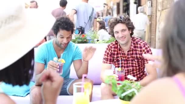 Amigos bebiendo cócteles en la cafetería — Vídeos de Stock