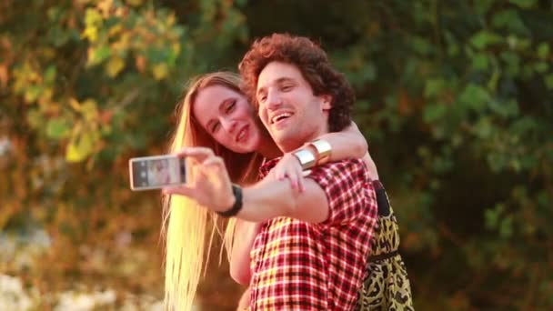 Selfies を取ると笑いのカップル — ストック動画