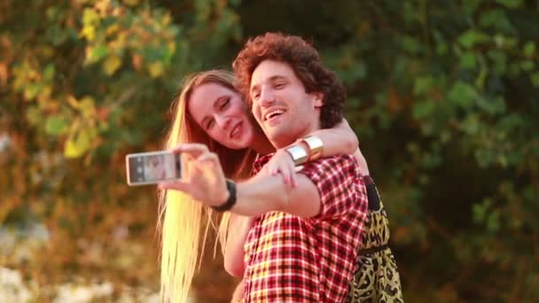 Couple prendre selfies et rire — Video