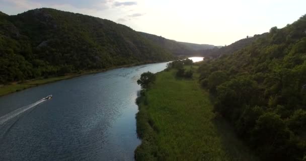 Lancha a motor exceso de velocidad en el río Zrmanja — Vídeos de Stock