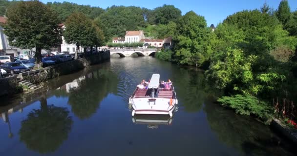 Barco flota en el río en Brantome — Vídeo de stock