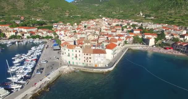 Croata cidade costeira Komiza — Vídeo de Stock