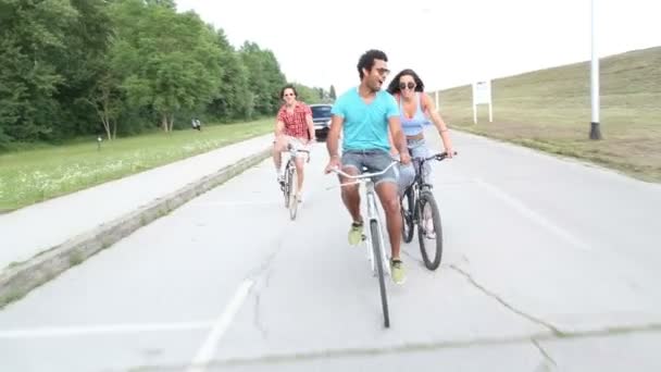 Adultes faisant du vélo en plein air — Video