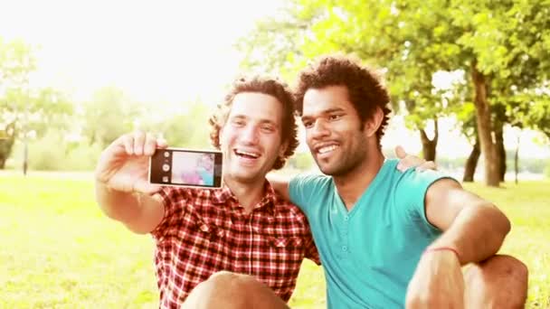 Amigos se divertindo tirando selfies — Vídeo de Stock