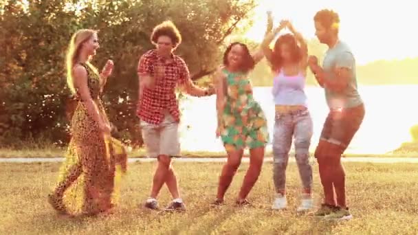 П'ять друзів танцюють на заході сонця — стокове відео