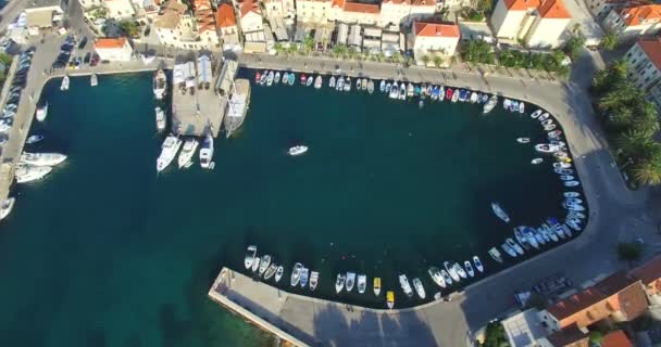Boat entering Supetar marina — Stock Video