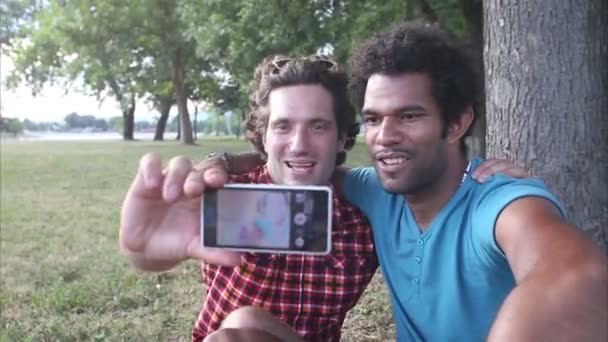 Jongens plezier nemen van een selfie — Stockvideo