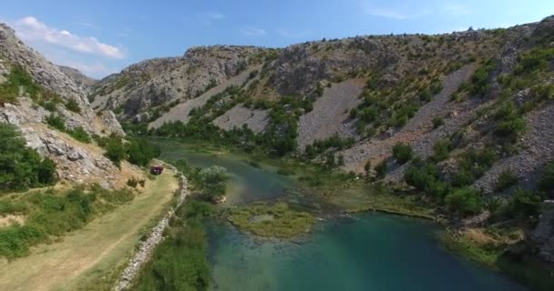 A légi felvétel a Zrmanja folyón, Horvátország — Stock videók