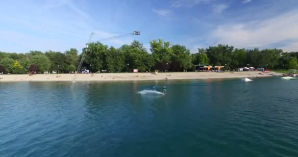 Wakeboarder glider över en järnväg — Stockvideo