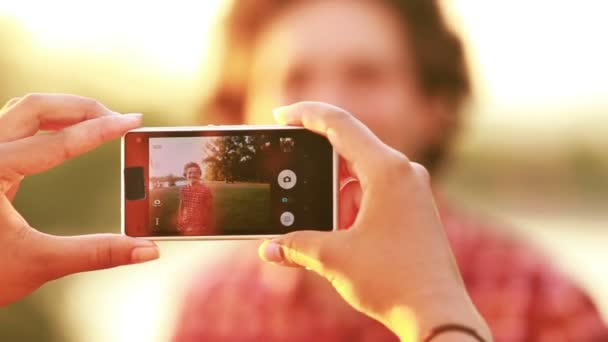 Mujer tomando fotos de hombre — Vídeos de Stock