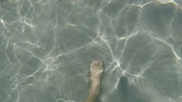 Человеческие ноги, идущие под морем — стоковое видео