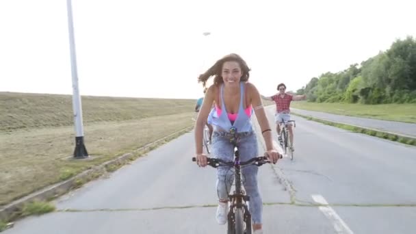 Vrouw verzenden kussen tijdens het fietsen — Stockvideo