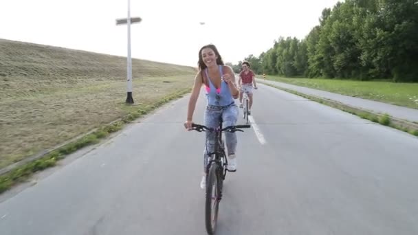 Frau verschickt Küsse beim Radfahren — Stockvideo