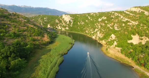 Bateau à moteur excès de vitesse sur la rivière Zrmanja — Video