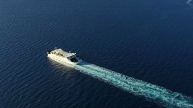 Supetar bırakarak liman ferry