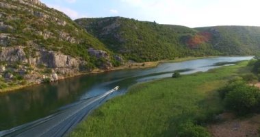 Zrmanja Nehri üzerinde hız Motorlu tekne