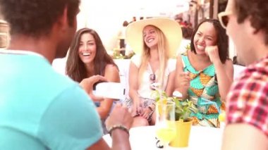 Adam'ın kadın resimlerini eller