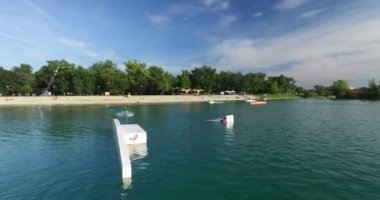 Wakeboarder slaytlar bir demiryolu üzerinde