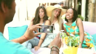 Adam'ın kadın resimlerini eller