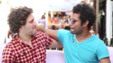 erkek ve kadın selfies alarak