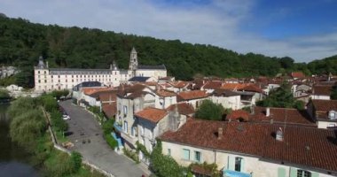 Benedictine Abbey Brantome ve nehir