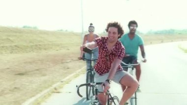 Bisiklete binme ve selfies alarak Yetişkin