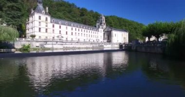 Benedictine Abbey Brantome ve nehir