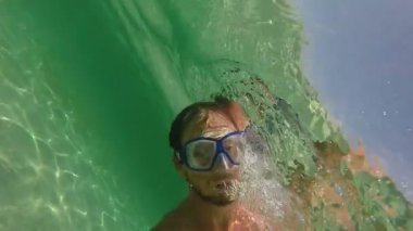 Adam suyun altında yüzüyor.