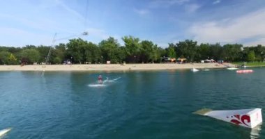 Wakeboarder slaytlar bir demiryolu üzerinde