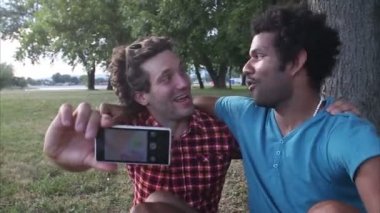 Çocuklar eğleniyor bir selfie alarak