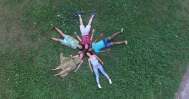 bir yıldız şekli oluşturan arkadaşlar