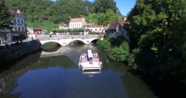 Brantome Nehri üzerinde tekne yüzen