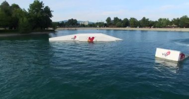Wakeboarder atlar üzerinde kicker