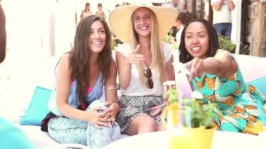 Adam'ın kadın resimlerini eller