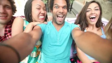 beş arkadaş selfie alarak