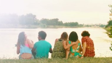 çimenlerin üzerinde oturan arkadaşlar