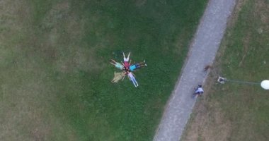 bir yıldız şekli oluşturan arkadaşlar