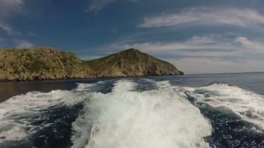 dalgaları arkasında sürat teknesi