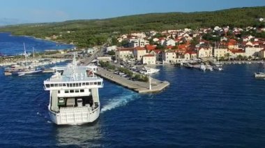 Supetar bırakarak liman ferry