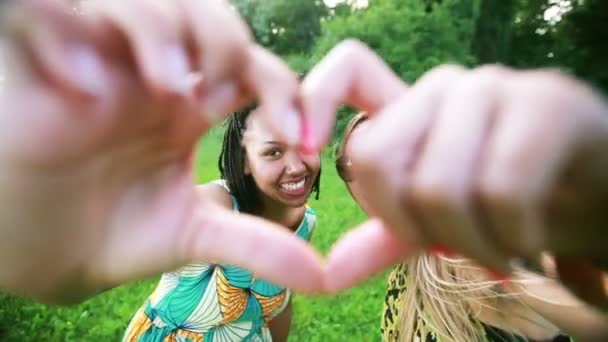 Donne che mandano amore alla macchina fotografica — Video Stock