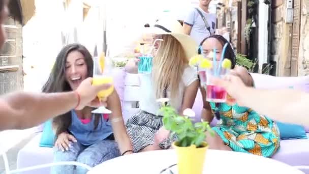 Freunde trinken Cocktails — Stockvideo