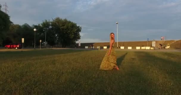 Frau läuft barfuß im Gras — Stockvideo