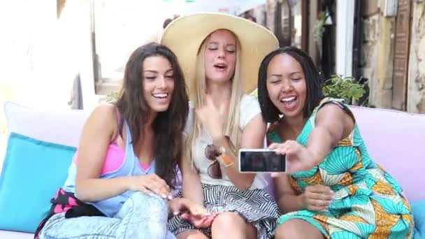 Kvinnor som tar selfies — Stockvideo