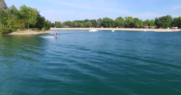 Kvinnan wakeboard på vakna Park Jarun — Stockvideo