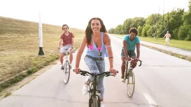 Mulher enviando beijos enquanto pedalava — Vídeo de Stock